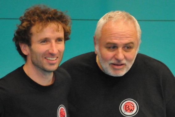 Bruno Wolter (à dr.) avec son ami Serge Kerres. C’était samedi dernier juste avant le match de Nivelles face à Haasrode.